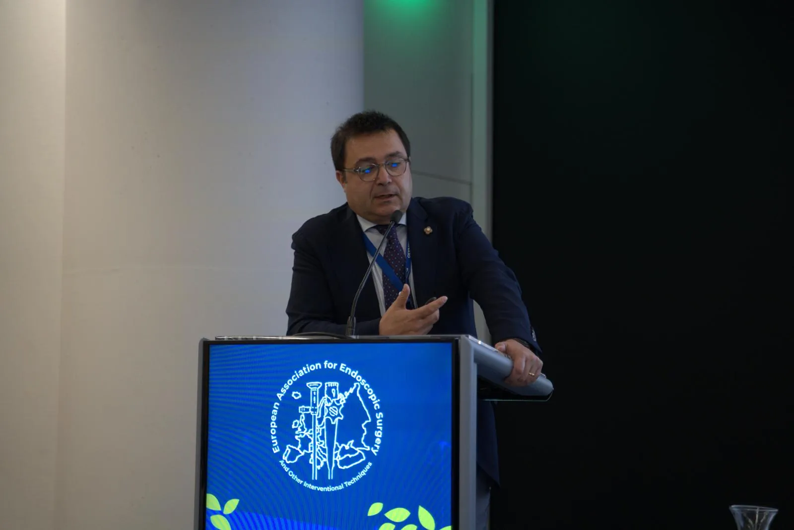 Il Dott. Annecchiarico durante una relazione scientifica
